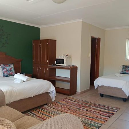 Villa De La Rosa Klerksdorp Extérieur photo